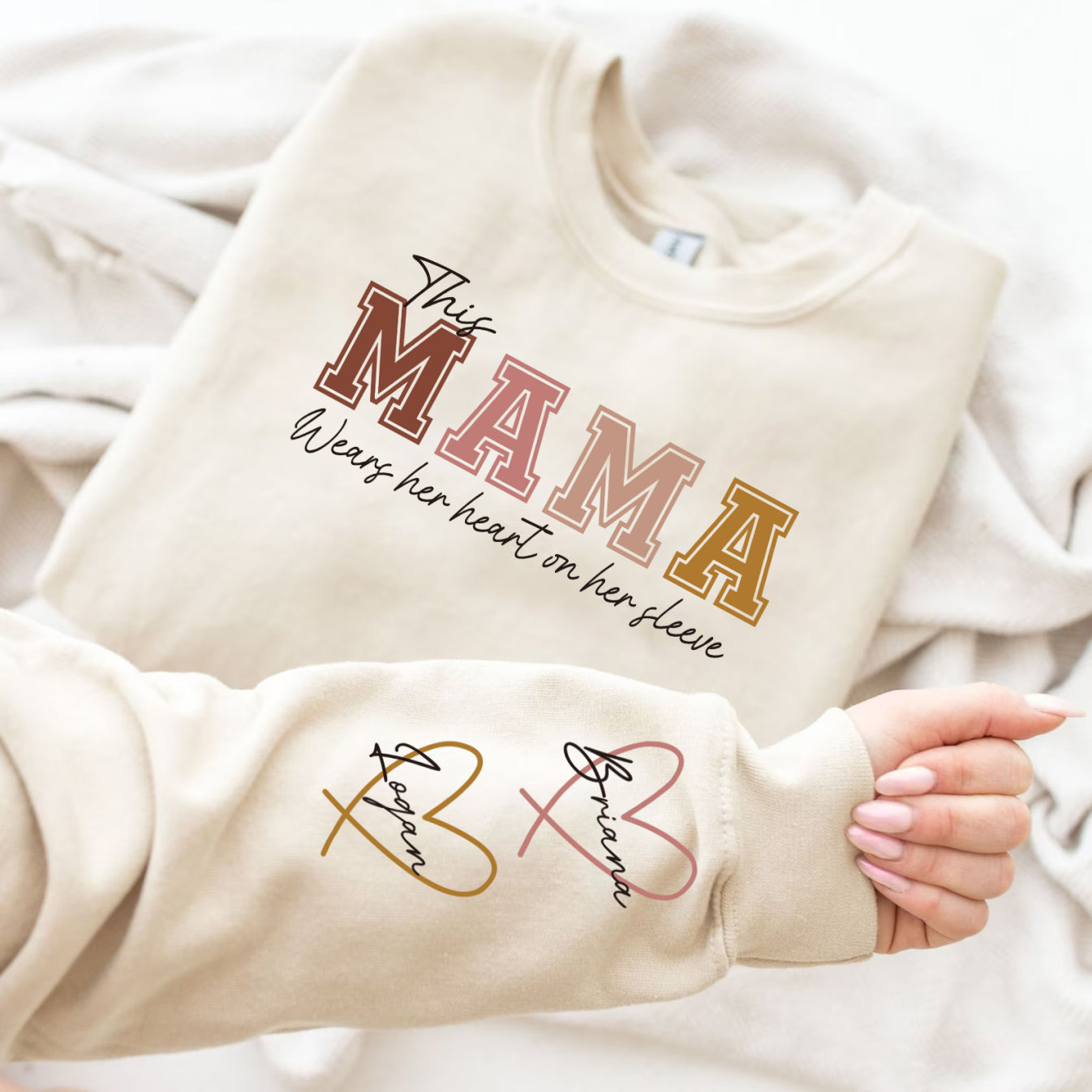 Sudadera personalizada Esta mamá lleva su corazón en la manga con nombres personalizados. Regalo cálido para querida mamá