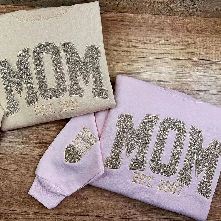 Sudadera de cuello redondo con el nombre del niño en la manga, bordada y con el texto "MAMA", regalo para el Día de la Madre.