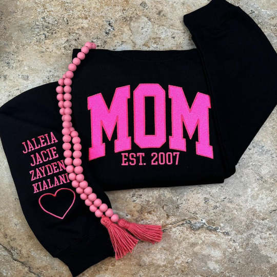 Sudadera de cuello redondo con el nombre del niño en la manga, bordada y con el texto "MAMA", regalo para el Día de la Madre.