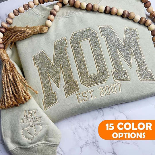 Sudadera de cuello redondo con el nombre del niño en la manga, bordada y con el texto "MAMA", regalo para el Día de la Madre.
