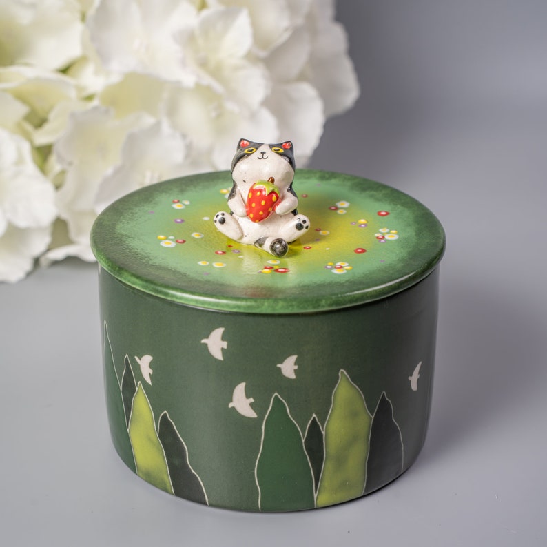 Custom Pet Memorial Urn – Handmade Ceramic Dog/Cat Urn for Ashes with Pet figurine and Name Pet Keepsake Gift