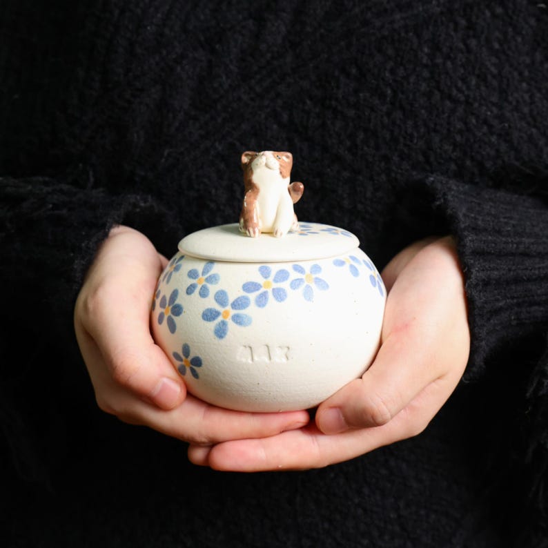 Custom Pet Memorial Urn – Handmade Ceramic Dog/Cat Urn for Ashes with Pet figurine and Name Pet Loss Gift