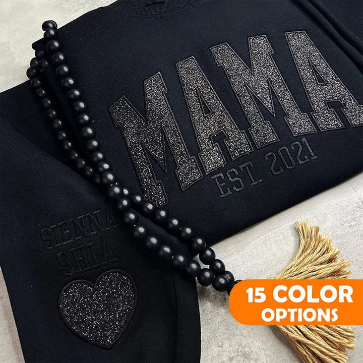 Sudadera de cuello redondo con el nombre del niño en la manga, bordada y con el texto "MAMA", regalo para el Día de la Madre.