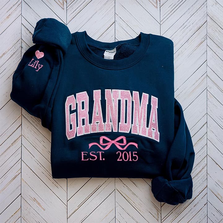 Besticktes MAMA-Sweatshirt mit Rundhalsausschnitt und Kindernamen auf dem Ärmel, Muttertagsgeschenk für Mama