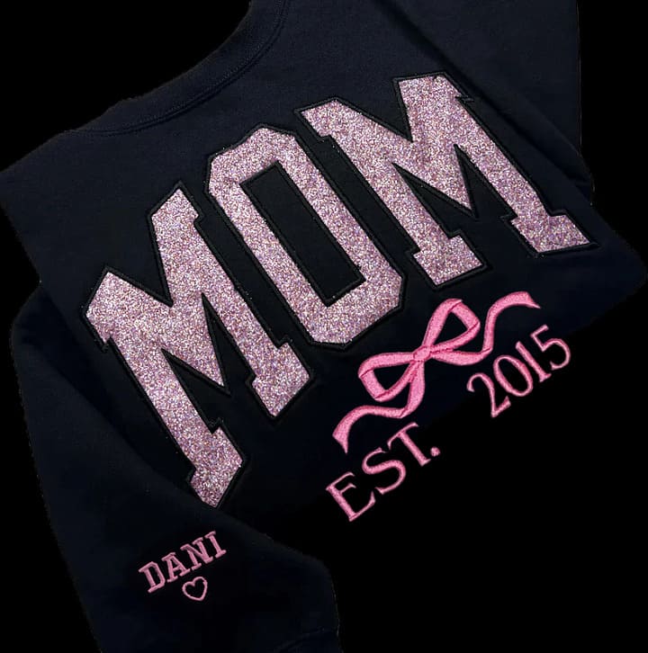Besticktes MAMA-Sweatshirt mit Rundhalsausschnitt und Kindernamen auf dem Ärmel, Muttertagsgeschenk für Mama