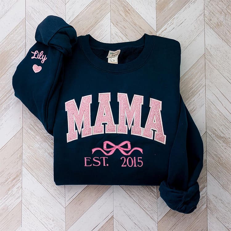 Besticktes MAMA-Sweatshirt mit Rundhalsausschnitt und Kindernamen auf dem Ärmel, Muttertagsgeschenk für Mama