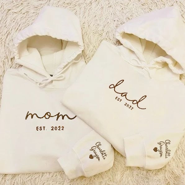 Sudadera con capucha bordada personalizada para mamá y papá con los nombres de los niños en la manga