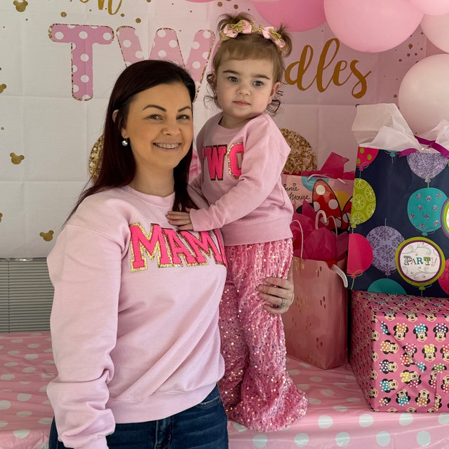 Personalisierter Glitzer-Patch, besticktes MAMA-Sweatshirt und Kindernamen auf dem Ärmel, Muttertagsgeschenk