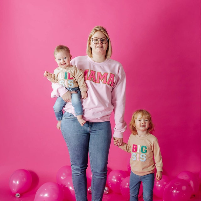 Personalisierter Glitzer-Patch, besticktes MAMA-Sweatshirt und Kindernamen auf dem Ärmel, Muttertagsgeschenk