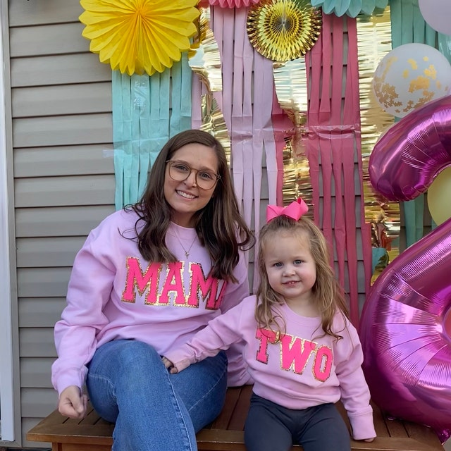 Personalisierter Glitzer-Patch, besticktes MAMA-Sweatshirt und Kindernamen auf dem Ärmel, Muttertagsgeschenk