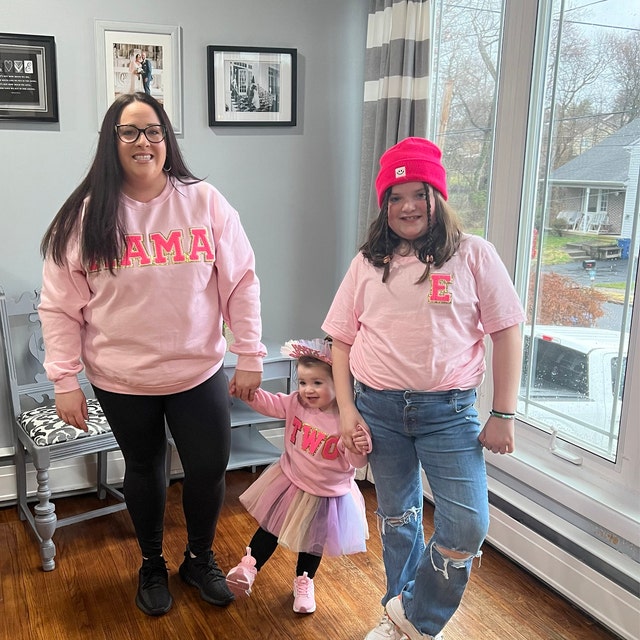 Personalisierter Glitzer-Patch, besticktes MAMA-Sweatshirt und Kindernamen auf dem Ärmel, Muttertagsgeschenk