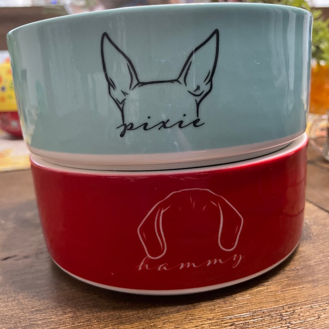 Personalisierter Hundenapf aus Keramik mit Hundeohr und Namen als Geschenk für Tierliebhaber