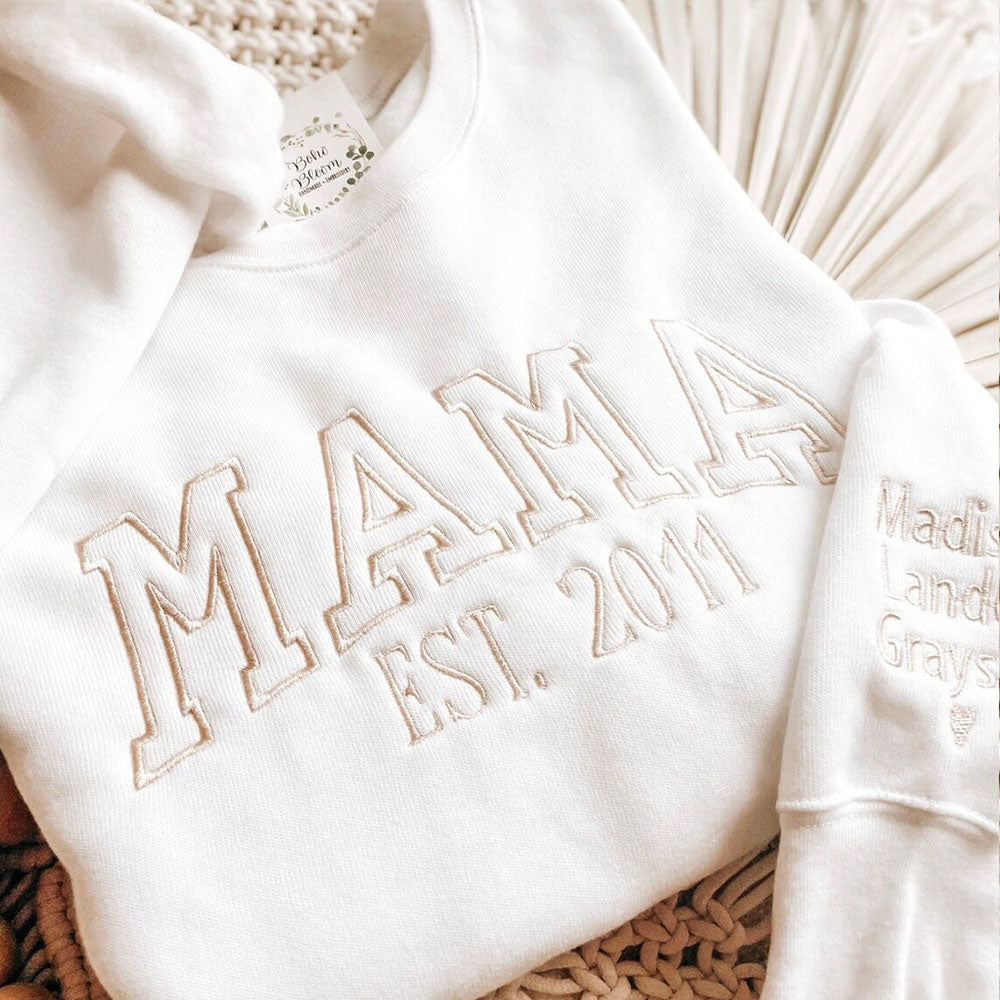 Sudadera de cuello redondo con el nombre del niño en la manga, bordada y con el texto "MAMA", regalo para el Día de la Madre.