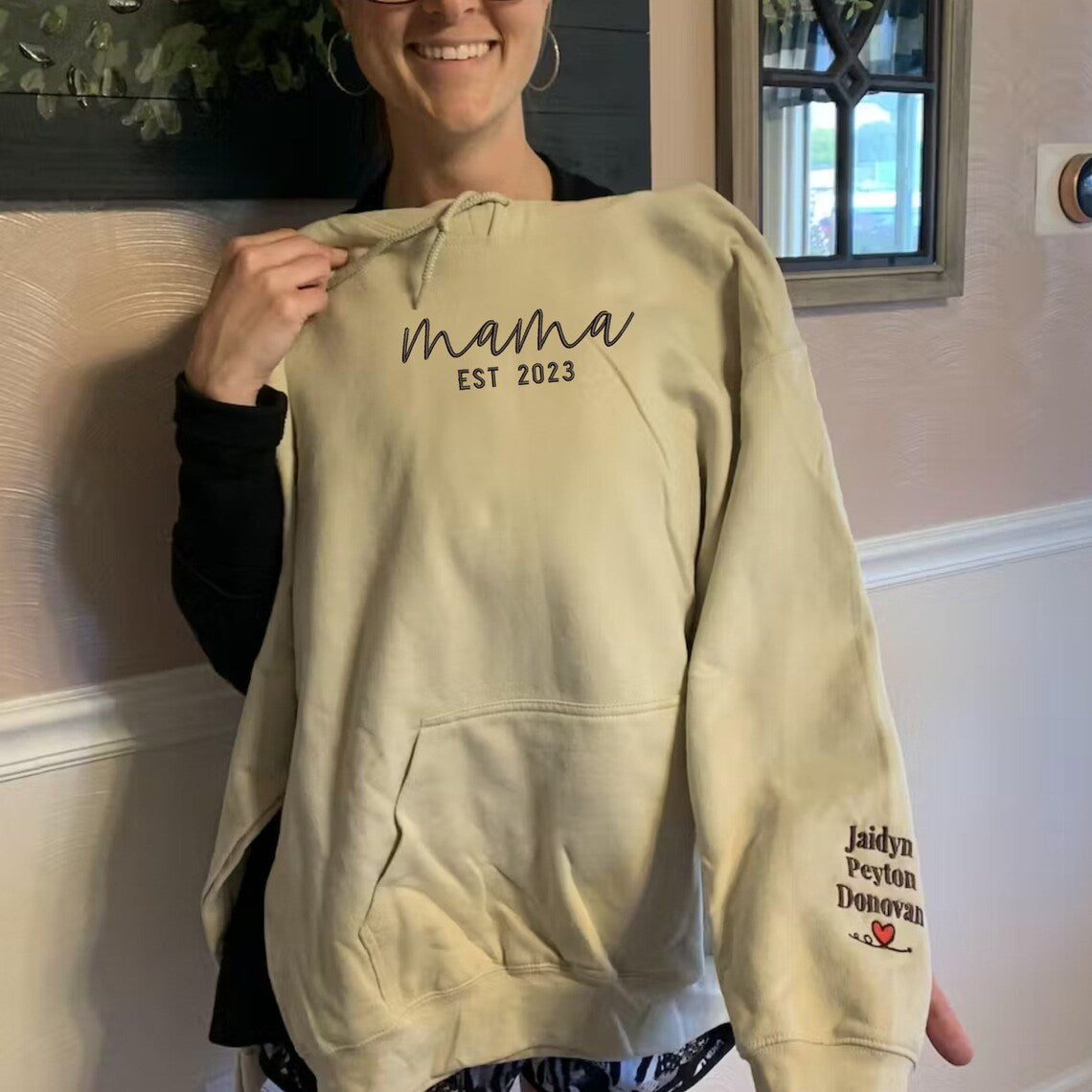 Sudadera bordada personalizada para mamá con fecha de nacimiento y nombres de niños en la manga. Regalo para mamá.
