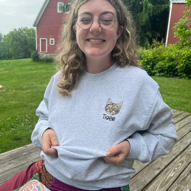 Personalisiertes Sweatshirt mit besticktem Haustiergesicht und Namen für Tierliebhaber