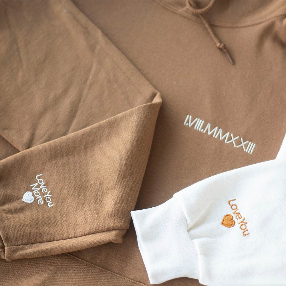 Personalisiertes, besticktes, passendes Kapuzenpullover mit römischen Ziffern, Valentinstags-Paargeschenke