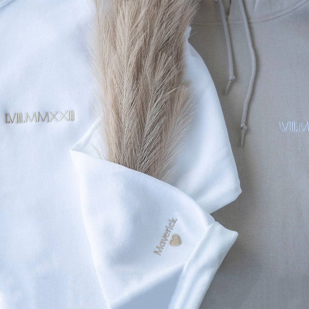 Personalisiertes besticktes Paar-Sweatshirt mit römischen Ziffern und Initialen am Ärmel als Valentinstagsgeschenk