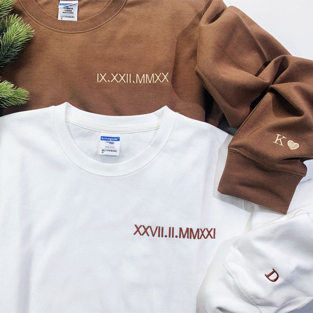 Personalisiertes besticktes Paar-Sweatshirt mit römischen Ziffern und Initialen am Ärmel als Valentinstagsgeschenk