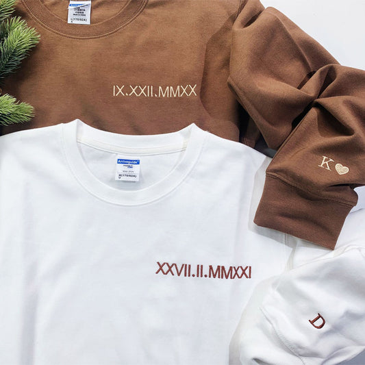 Personalisiertes besticktes Paar-Sweatshirt mit römischen Ziffern und Initialen am Ärmel als Valentinstagsgeschenk