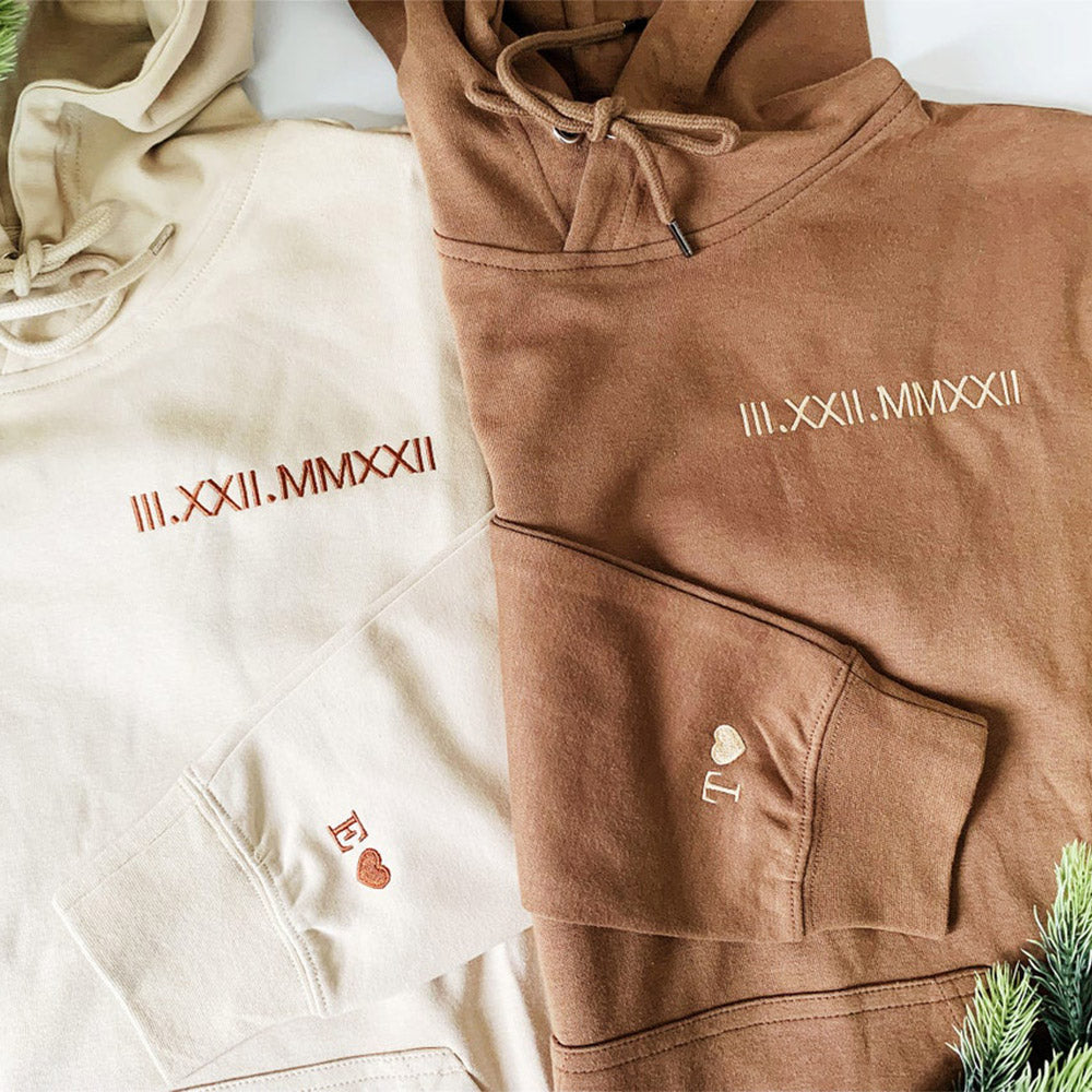 Personalisiertes, besticktes, passendes Kapuzenpullover mit römischen Ziffern, Valentinstags-Paargeschenke