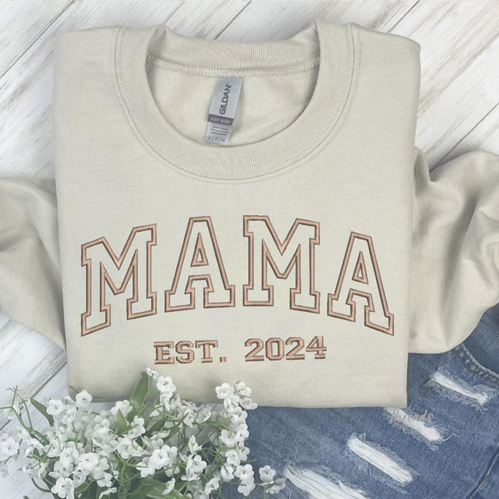 Personalisiertes besticktes Mama EST Year Sweatshirt Muttertagsgeschenk für Mama