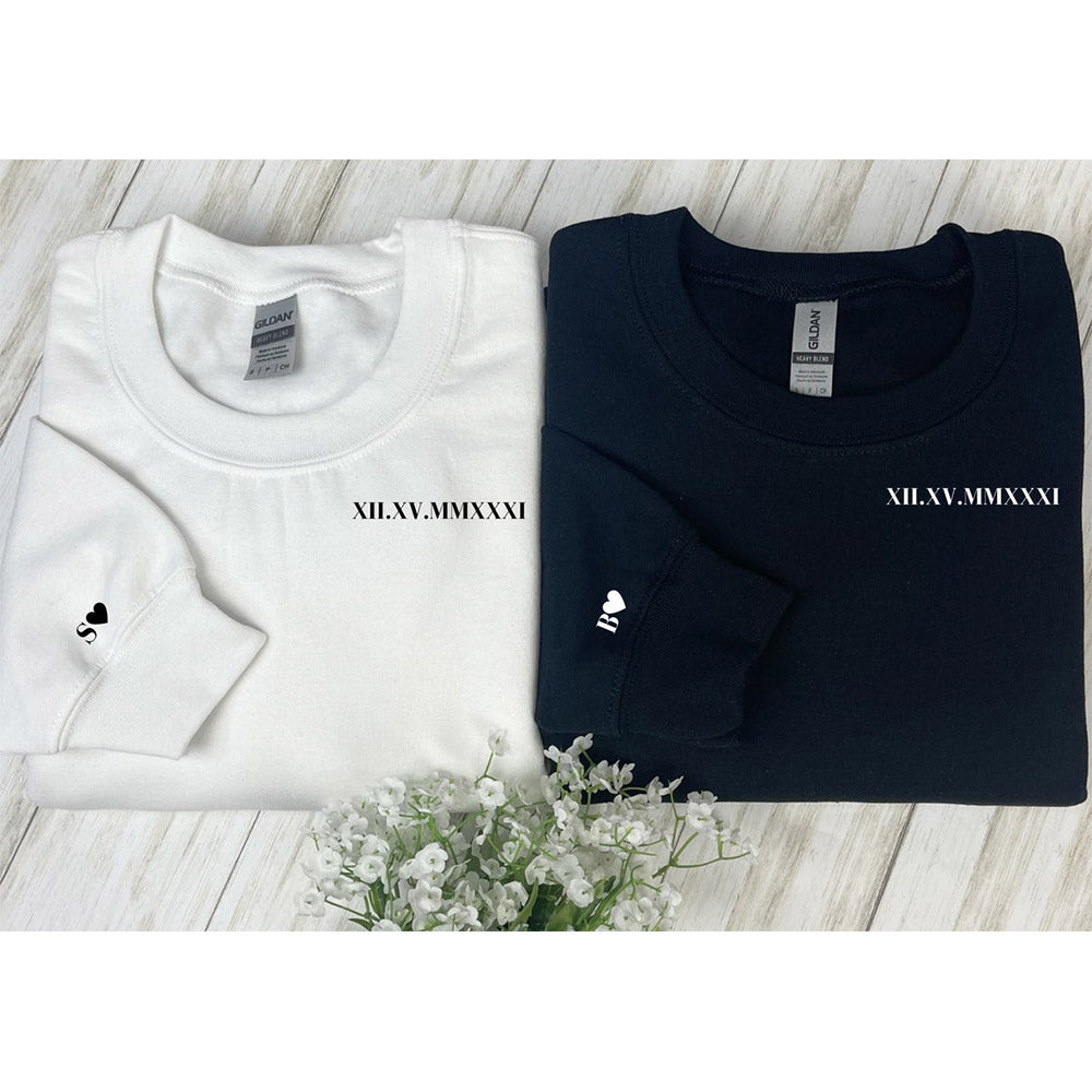 Personalisiertes besticktes Paar-Sweatshirt mit römischen Ziffern und Initialen am Ärmel als Valentinstagsgeschenk