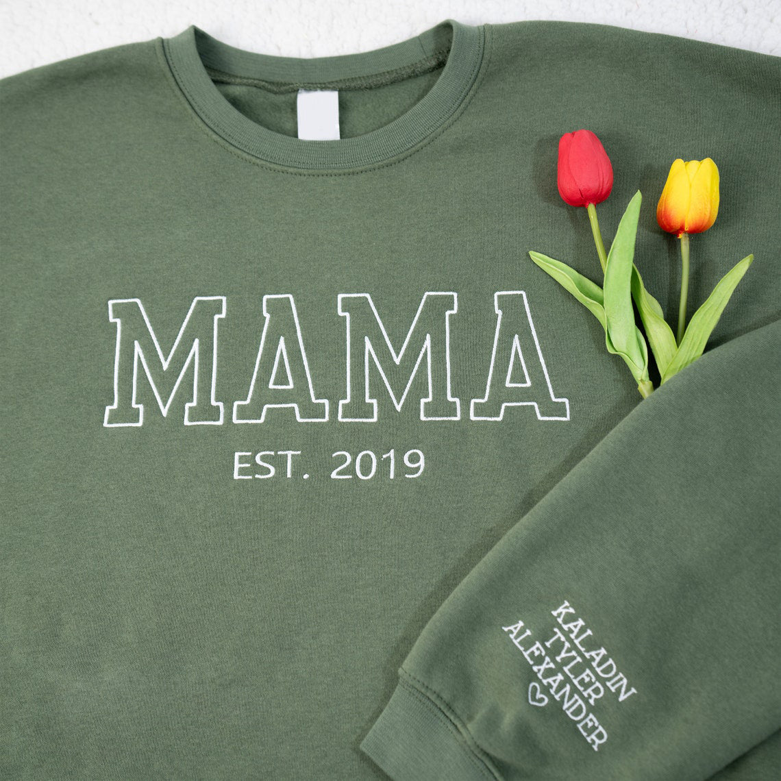 Personalisiertes besticktes Mama EST Year Sweatshirt Muttertagsgeschenk für Mama