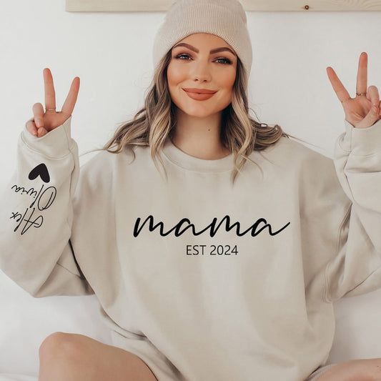 Personalisiertes Mama EST Sweatshirt mit Kindernamen auf dem Ärmel Muttertagsgeschenk