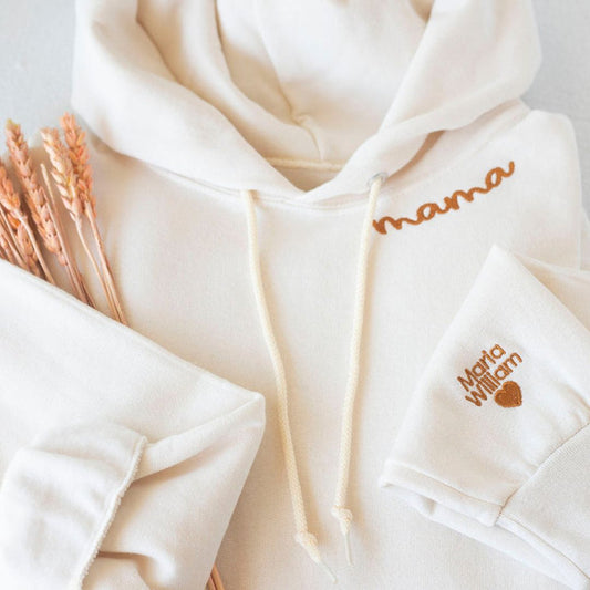 Besticktes Mama-Sweatshirt mit Kindernamen auf dem Ärmel, Muttertagsgeschenk