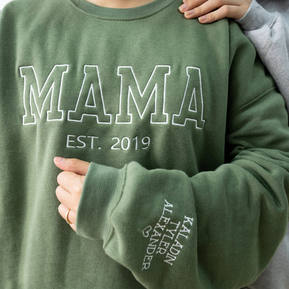 Personalisiertes besticktes Mama EST Year Sweatshirt Muttertagsgeschenk für Mama