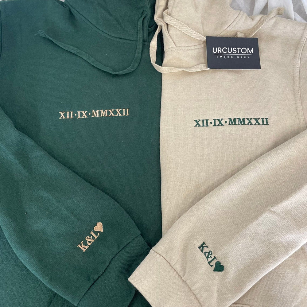 Personalisiertes, besticktes, passendes Kapuzenpullover mit römischen Ziffern, Valentinstags-Paargeschenke