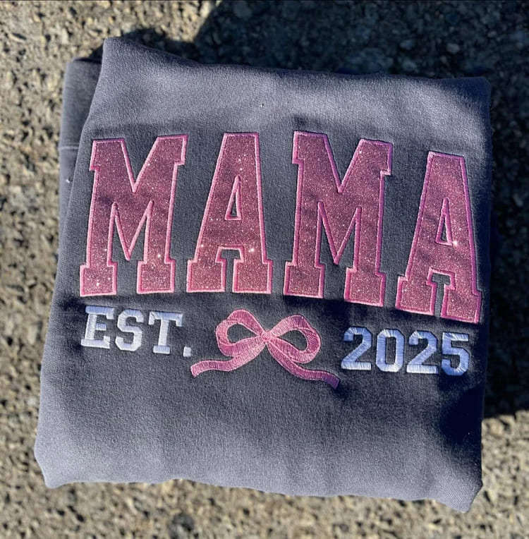 Sudadera de cuello redondo con el nombre del niño en la manga, bordada y con el texto "MAMA", regalo para el Día de la Madre.