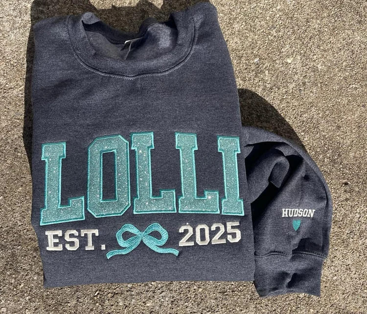 Sudadera de cuello redondo con el nombre del niño en la manga, bordada y con el texto "MAMA", regalo para el Día de la Madre.