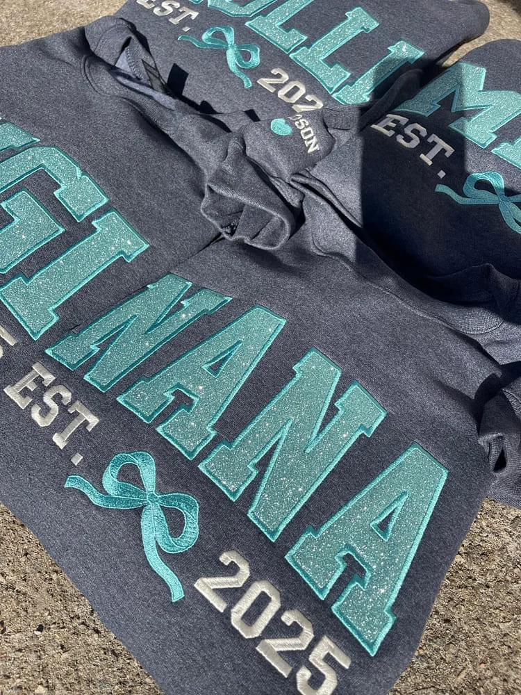 Sudadera de cuello redondo con el nombre del niño en la manga, bordada y con el texto "MAMA", regalo para el Día de la Madre.