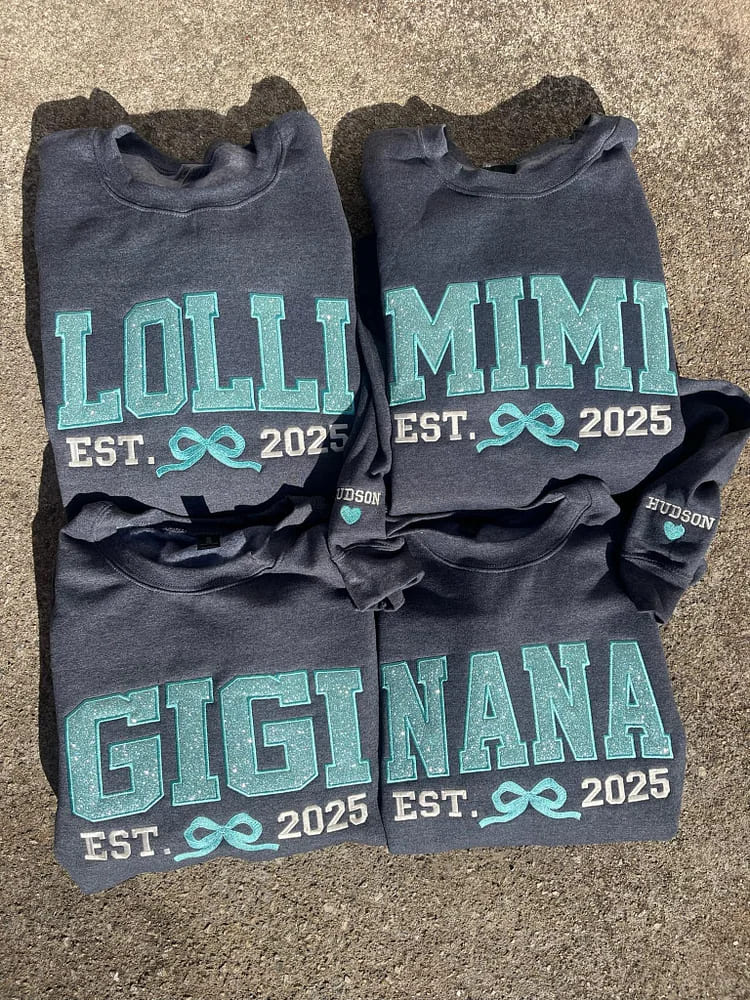 Sudadera de cuello redondo con el nombre del niño en la manga, bordada y con el texto "MAMA", regalo para el Día de la Madre.