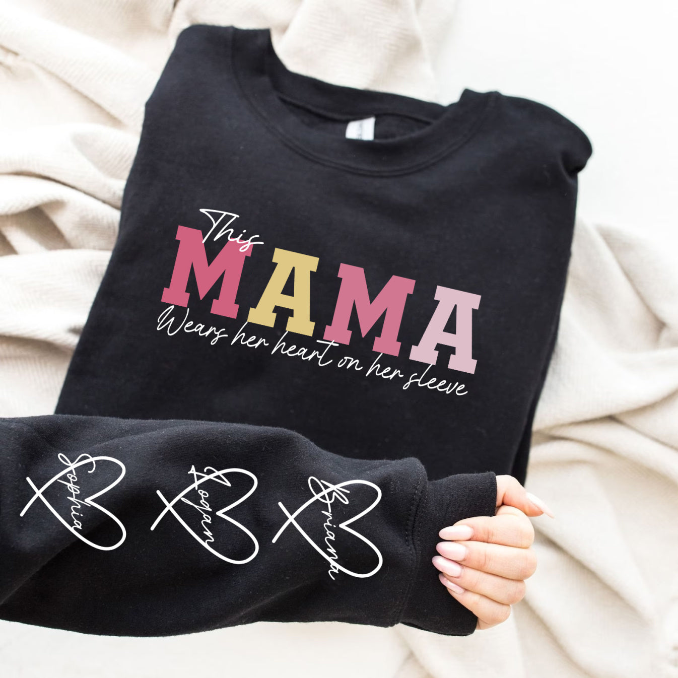 Personalisiertes Sweatshirt „Diese Mama trägt ihr Herz auf der Zunge“ mit individuellen Namen, warmes Geschenk für die liebe Mama