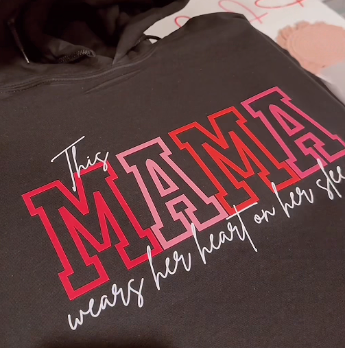 Personalisiertes Sweatshirt „Diese Mama trägt ihr Herz auf der Zunge“ mit individuellen Namen, warmes Geschenk für die liebe Mama