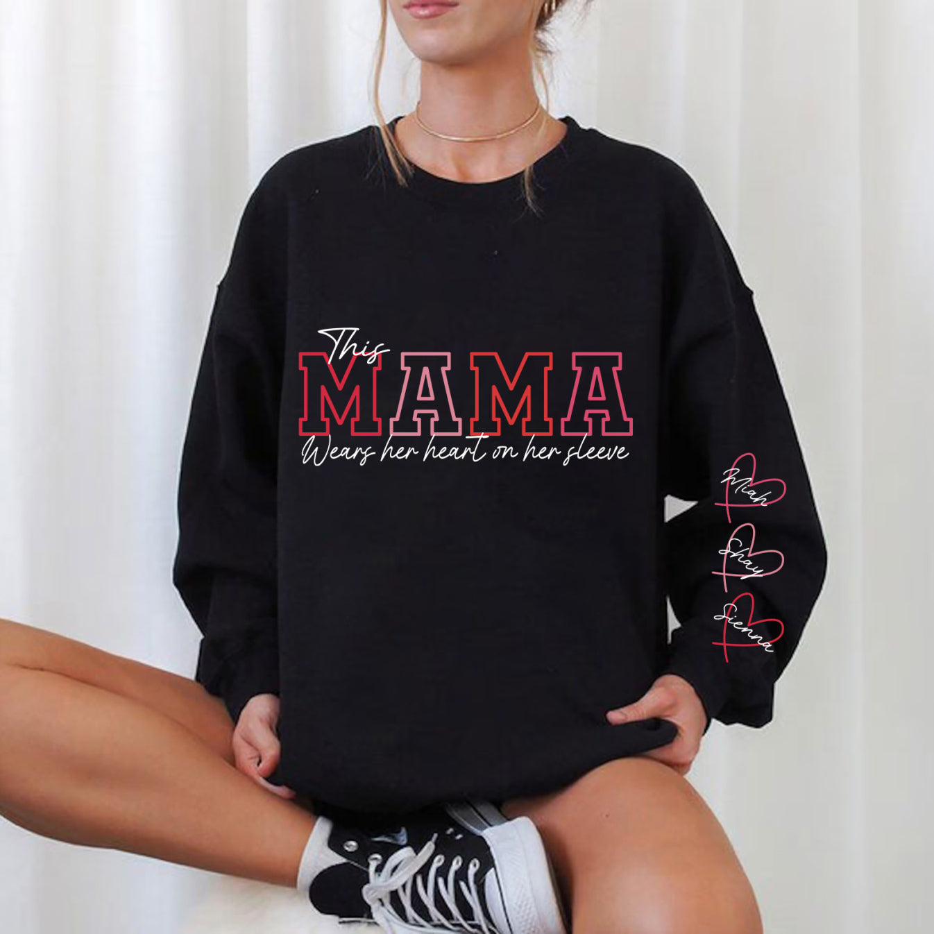 Personalisiertes Sweatshirt „Diese Mama trägt ihr Herz auf der Zunge“ mit individuellen Namen, warmes Geschenk für die liebe Mama