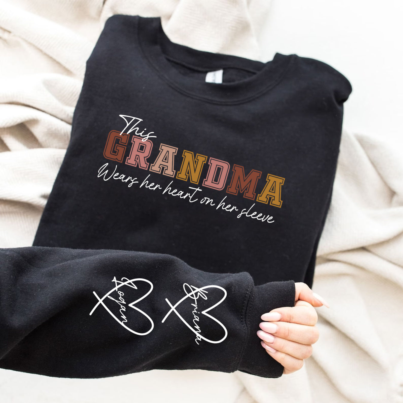 Personalisiertes Sweatshirt „Diese Mama trägt ihr Herz auf der Zunge“ mit individuellen Namen, warmes Geschenk für die liebe Mama