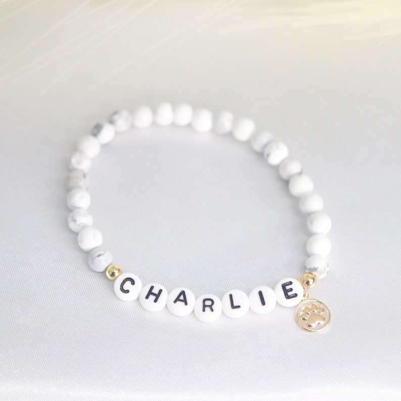 Personalized Pet Name Bracelet – Cat/Dog Name Beaded Bracelet with Paw Charms Gift for Dog Moms Pet Keepsake Gift