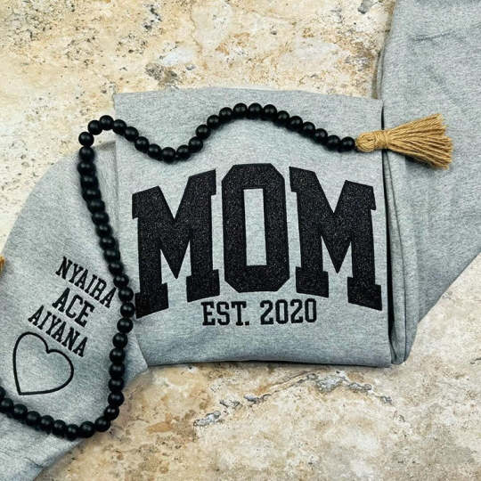 Besticktes MAMA-Sweatshirt mit Rundhalsausschnitt und Kindernamen auf dem Ärmel, Muttertagsgeschenk für Mama