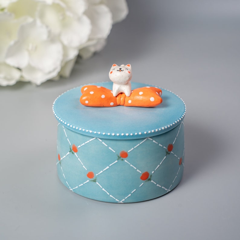 Custom Pet Memorial Urn – Handmade Ceramic Dog/Cat Urn for Ashes with Pet figurine and Name Pet Keepsake Gift