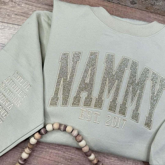 Besticktes MAMA-Sweatshirt mit Rundhalsausschnitt und Kindernamen auf dem Ärmel, Muttertagsgeschenk für Mama