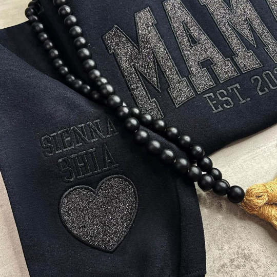 Besticktes MAMA-Sweatshirt mit Rundhalsausschnitt und Kindernamen auf dem Ärmel, Muttertagsgeschenk für Mama