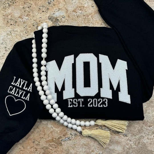 Besticktes MAMA-Sweatshirt mit Rundhalsausschnitt und Kindernamen auf dem Ärmel, Muttertagsgeschenk für Mama