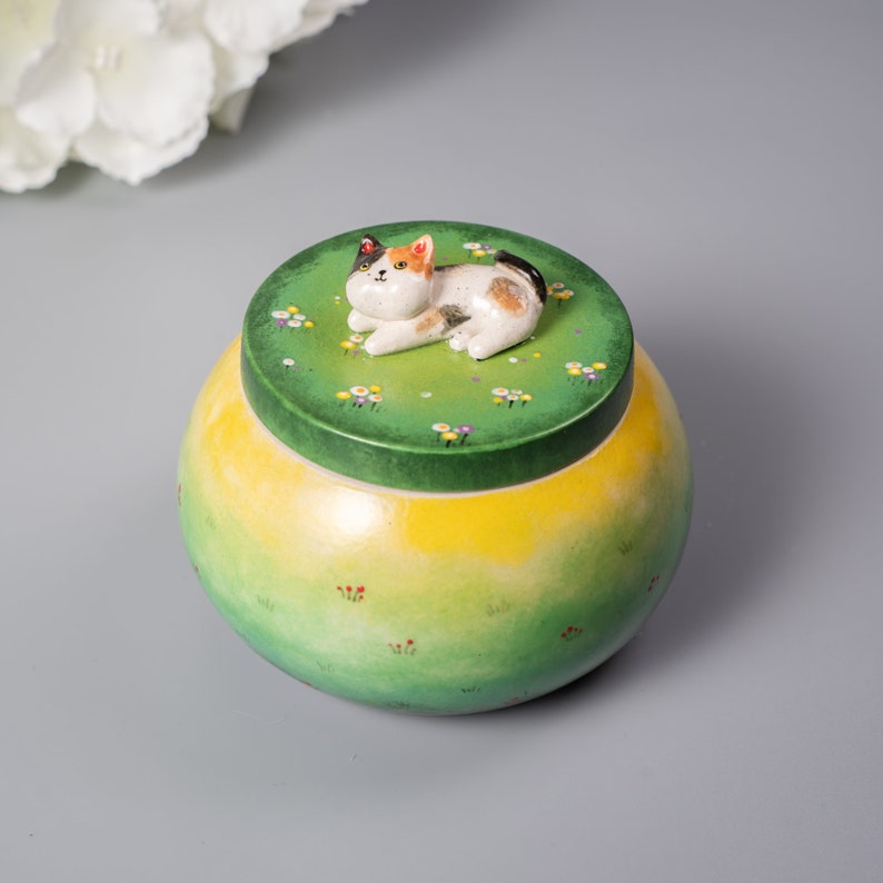 Custom Pet Memorial Urn – Handmade Ceramic Dog/Cat Urn for Ashes with Pet figurine and Name Pet Keepsake Gift