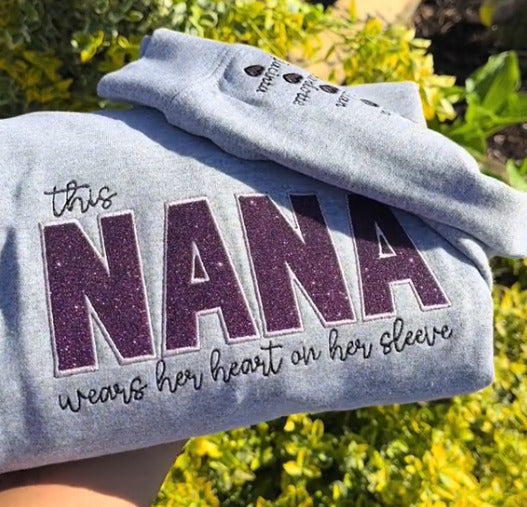 Besticktes MAMA-Sweatshirt mit Rundhalsausschnitt und Kindernamen auf dem Ärmel, Muttertagsgeschenk für Mama