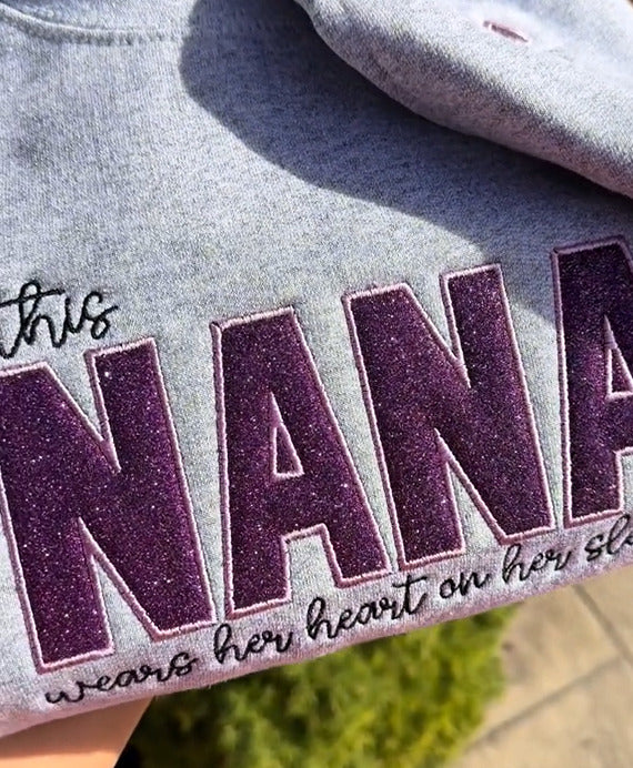 Besticktes MAMA-Sweatshirt mit Rundhalsausschnitt und Kindernamen auf dem Ärmel, Muttertagsgeschenk für Mama