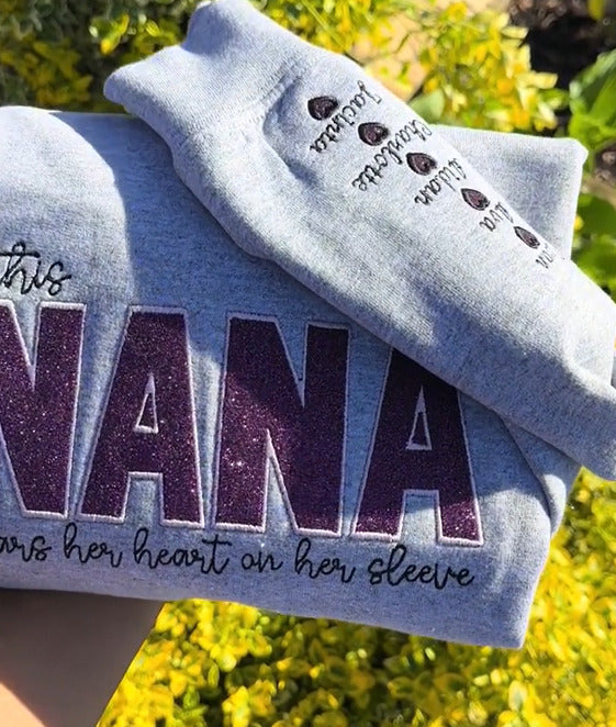 Besticktes MAMA-Sweatshirt mit Rundhalsausschnitt und Kindernamen auf dem Ärmel, Muttertagsgeschenk für Mama