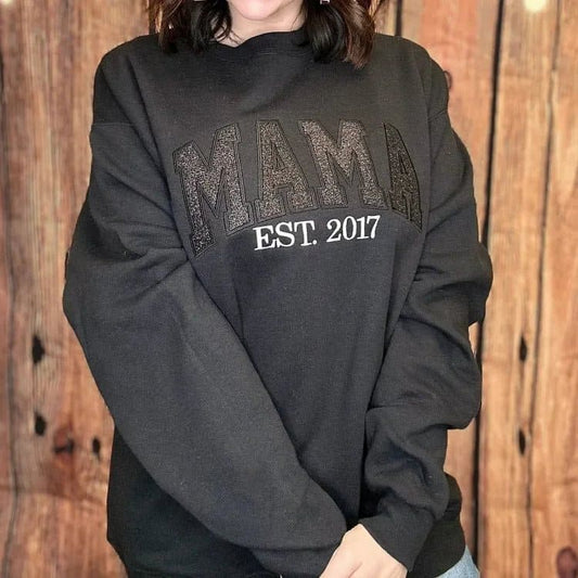 Besticktes MAMA-Sweatshirt mit Rundhalsausschnitt und Kindernamen auf dem Ärmel, Muttertagsgeschenk für Mama